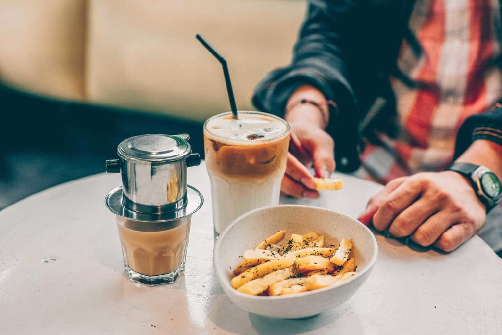 Dégustation de frites dans un café