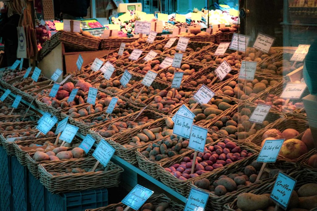 Etale de plusieurs variétés de pommes de terre