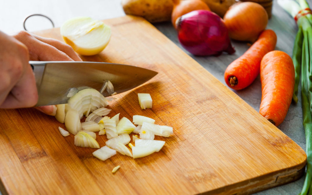 Cuisine avec une planche à découper