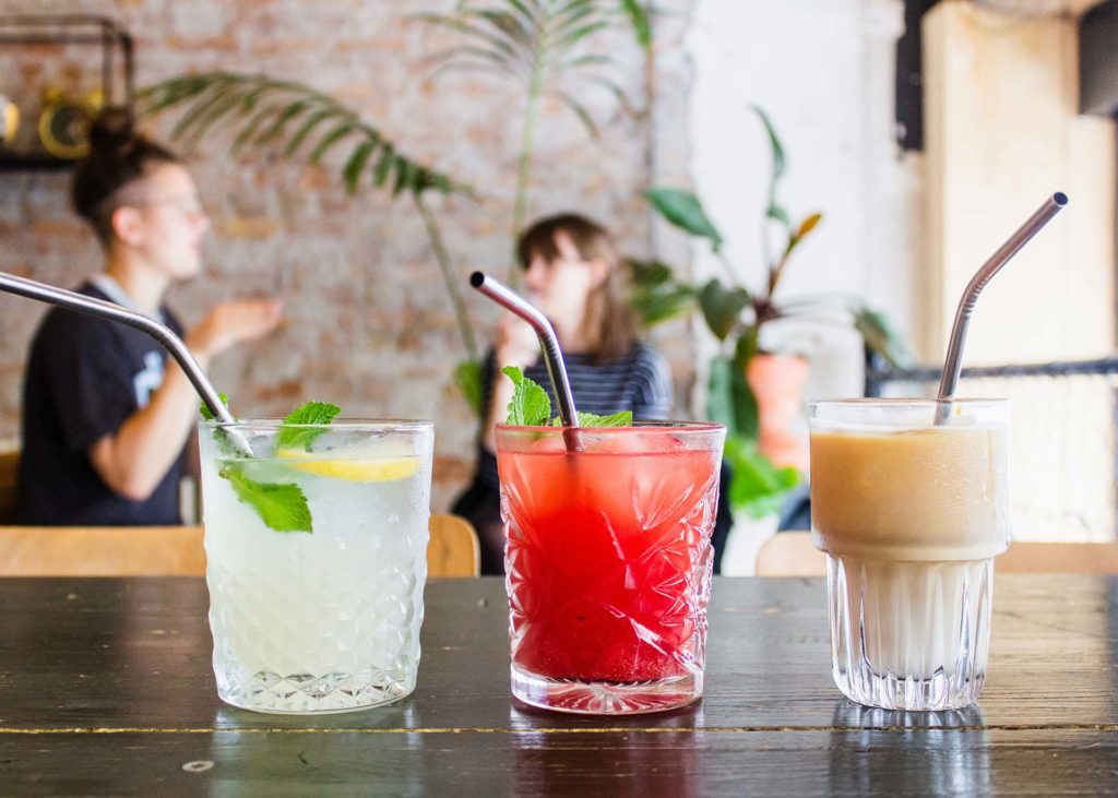 Plusieurs cocktails sur un comptoir de bar