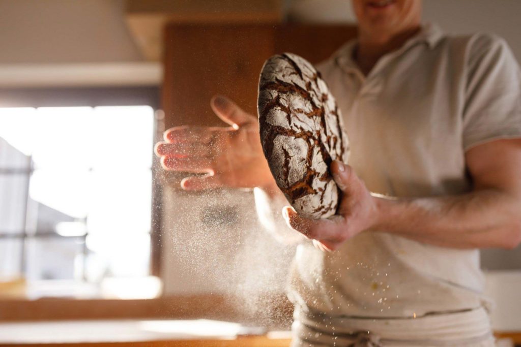 Boulanger travaillant du pain