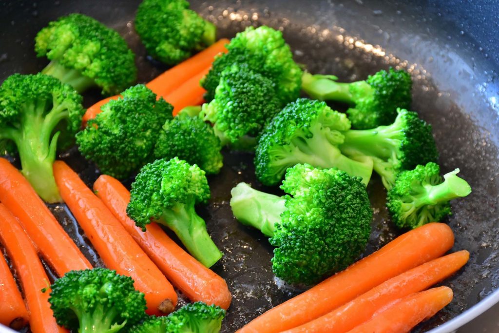 Faitout avec des carottes et brocolis