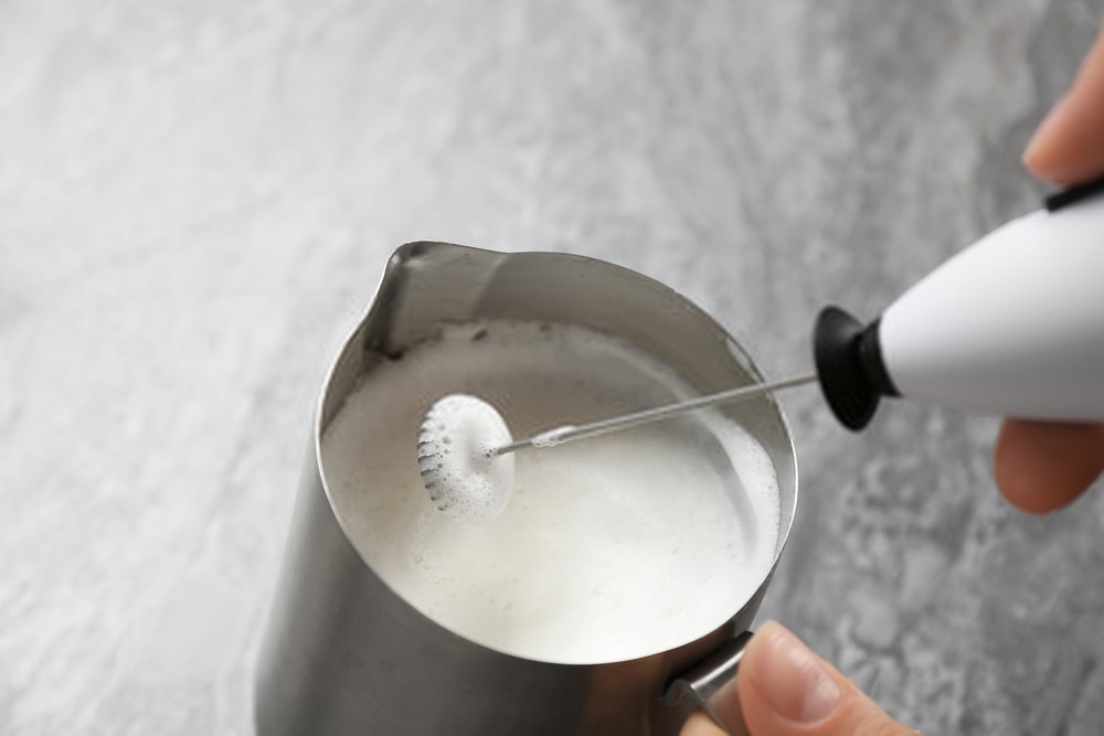 Tasse de lait en train de mousser