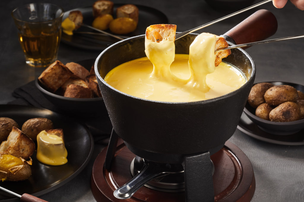 Fromages dans un appareil à fondue