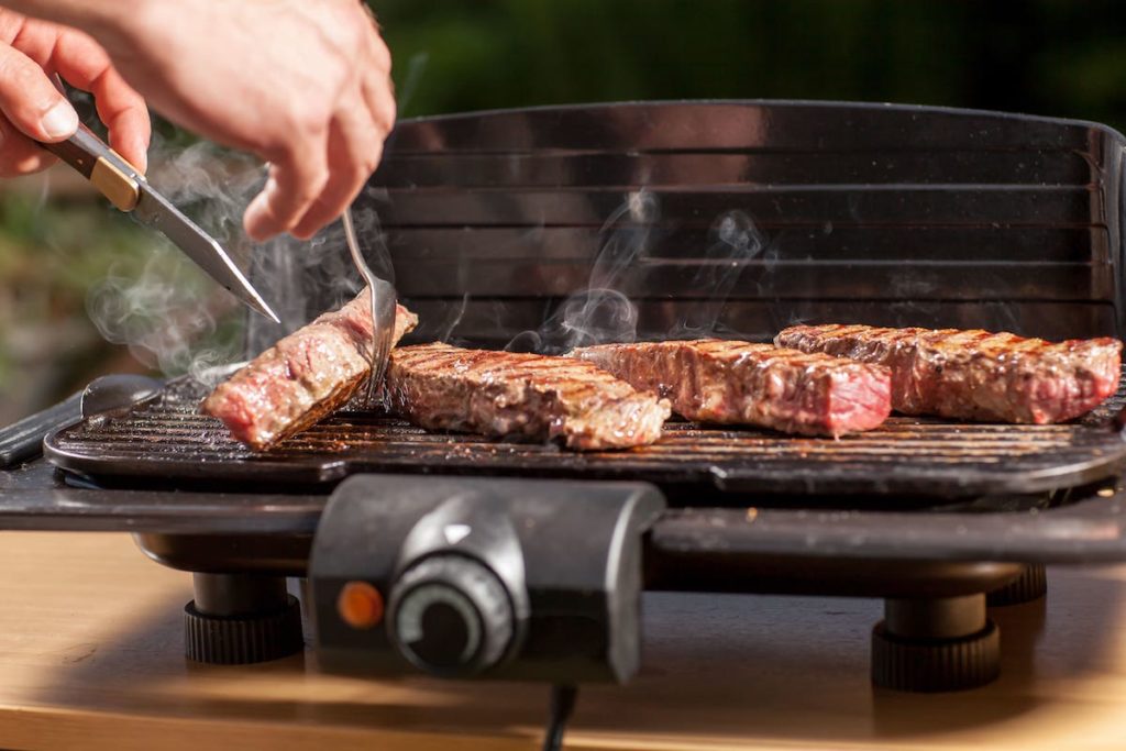 Barbecue sur une table