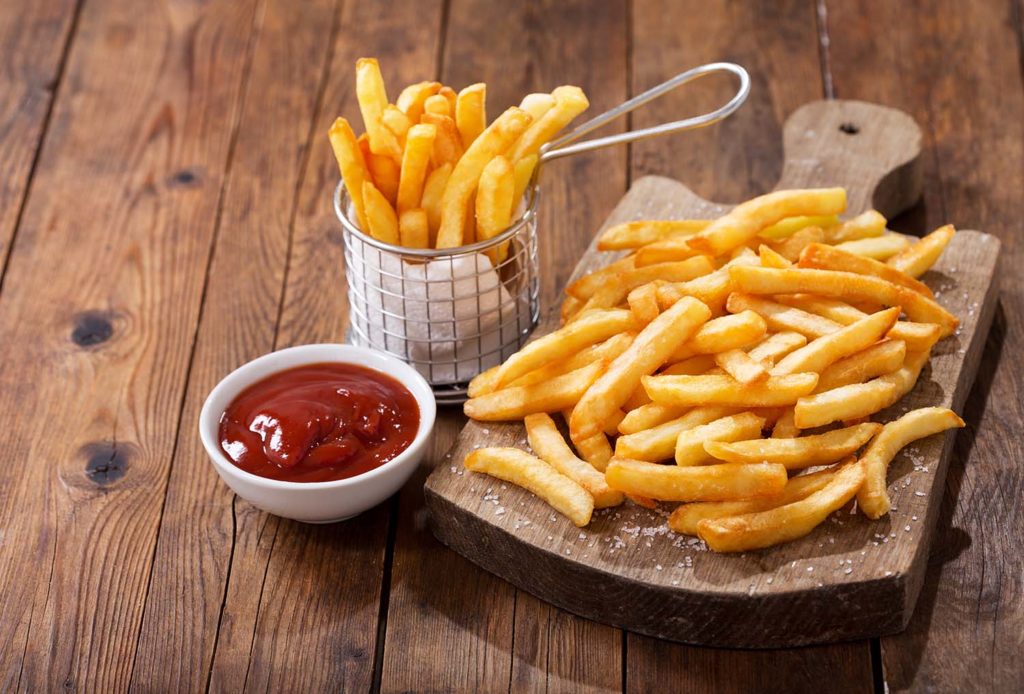 Plateau de frites avec du ketchup