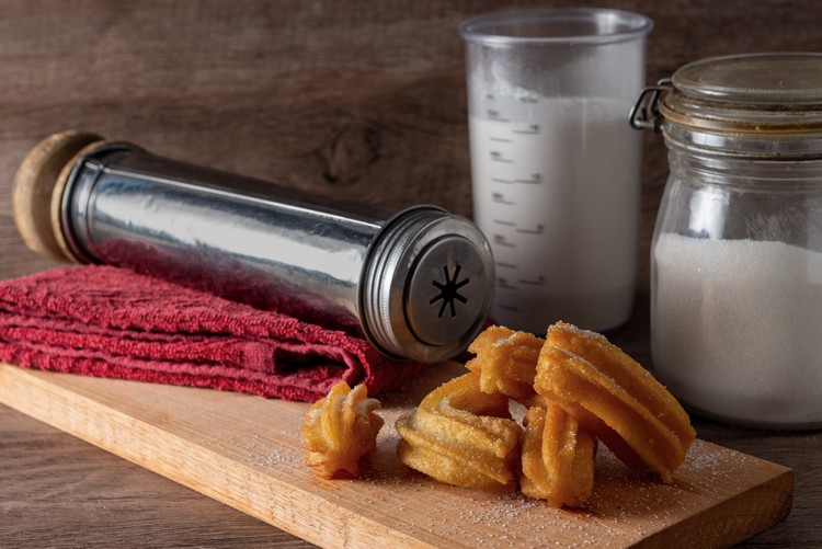 Ingrédients et churros sur une table