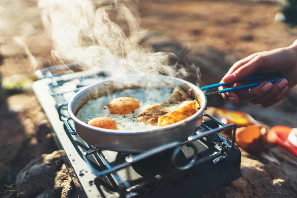 Réchaud avec une casserole en pleine nature