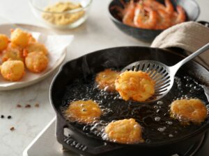 Beignets de crevette en cuisson