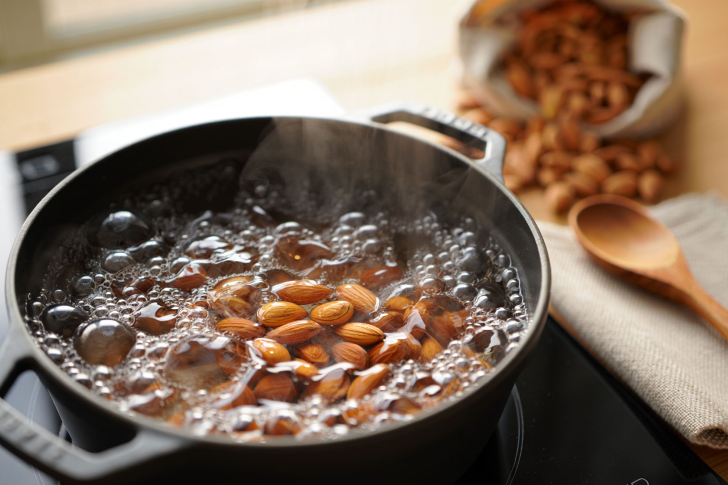 Casserole d'eau chaude avec des amandes