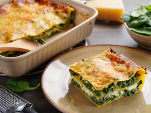 Assiette de lasagne aux épinards