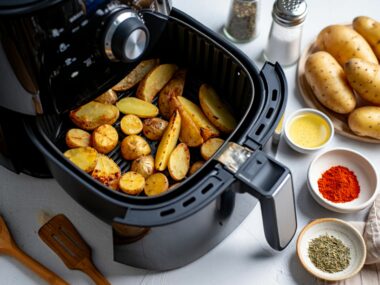 Pommes de terre cuites dans un air fryer avec des épices