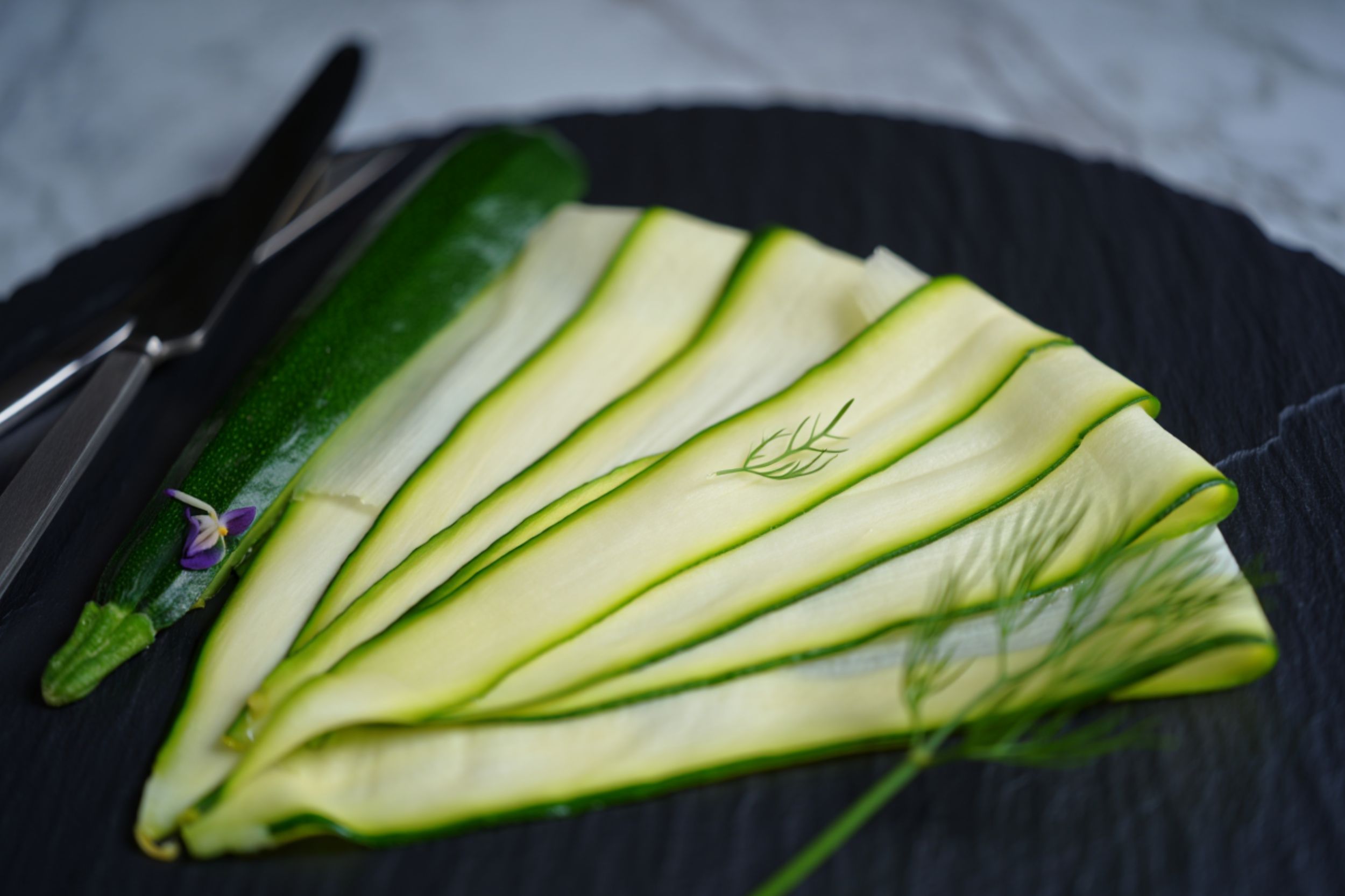 Assiette de courgettes avec peau