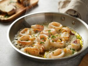 Cuisson d'encornets dans une poêle