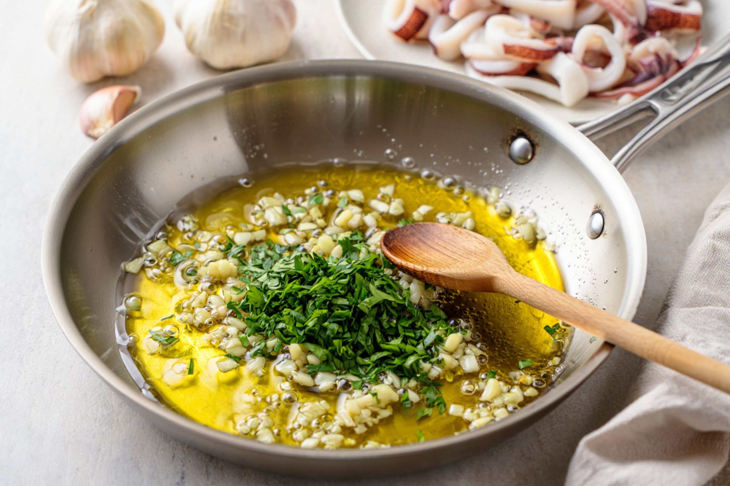Préparation d'une sauce verte pour la cuisson des encornets