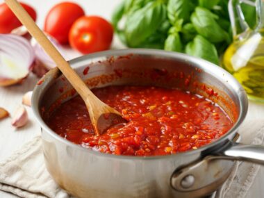 Préparation d'une sauce tomate maison
