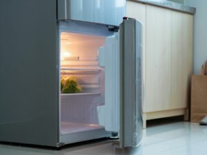 Congélateur qui est mal fermé dans une cuisine